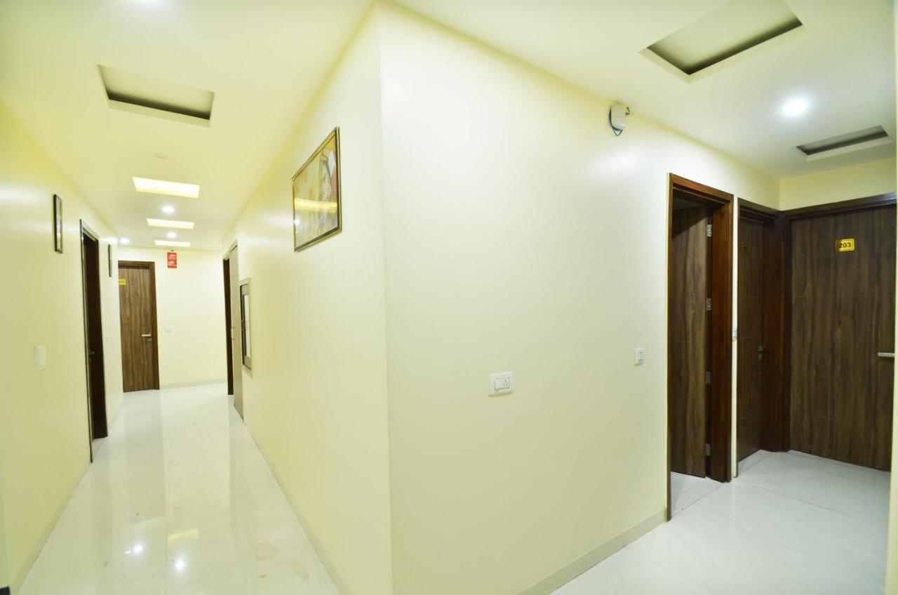 Capital O 8510 Welcome Inn Амритсар Екстериор снимка