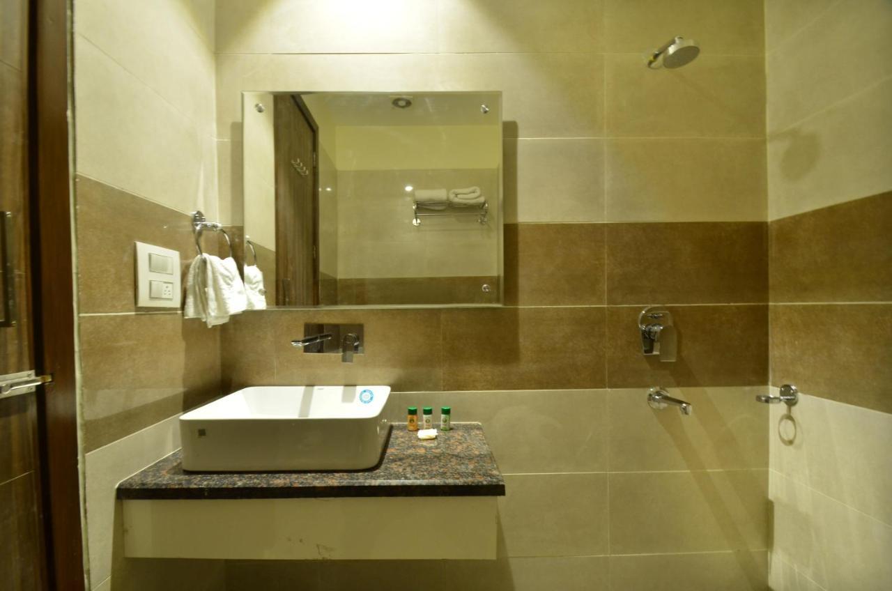 Capital O 8510 Welcome Inn Амритсар Екстериор снимка